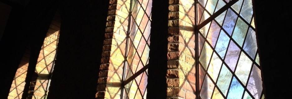 glas-in-lood ramen in de kapel